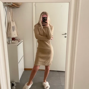 Stickad klänning  - Stickad klänning, som ny!🕺🏼