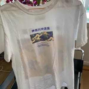 Jag säljer denna oversized t-shirten. Den har använts få gånger och är i väldigt bra skick. Den är i storlek S men den känns som en L. Den är från Urban och kosta 500kr men säljer för 150kr.😇