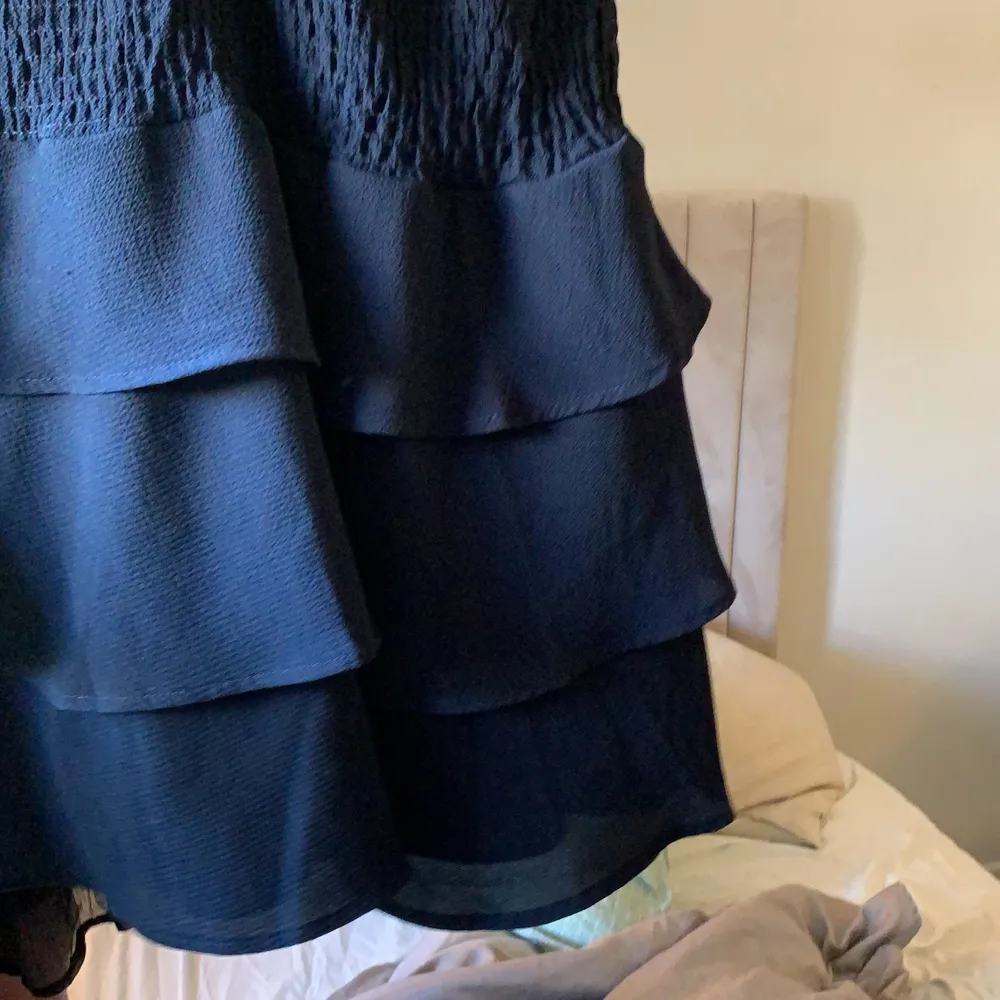 Säljer denna fina marin blåa kjolen från vero Moda, super fin med volangerna och passar perfekt till sommarn! Skriv privat vid intresse och först till kvarn som gäller då jag vill få den såld 💜. Kjolar.