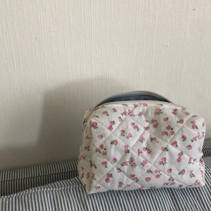 Necessär  - Rosa blommig neccesär, just denna på bilden är såld men kan sy fler i samma modell!💓💓