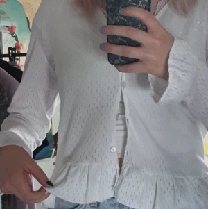 Vit kofta - Vit liten kofta med volanger