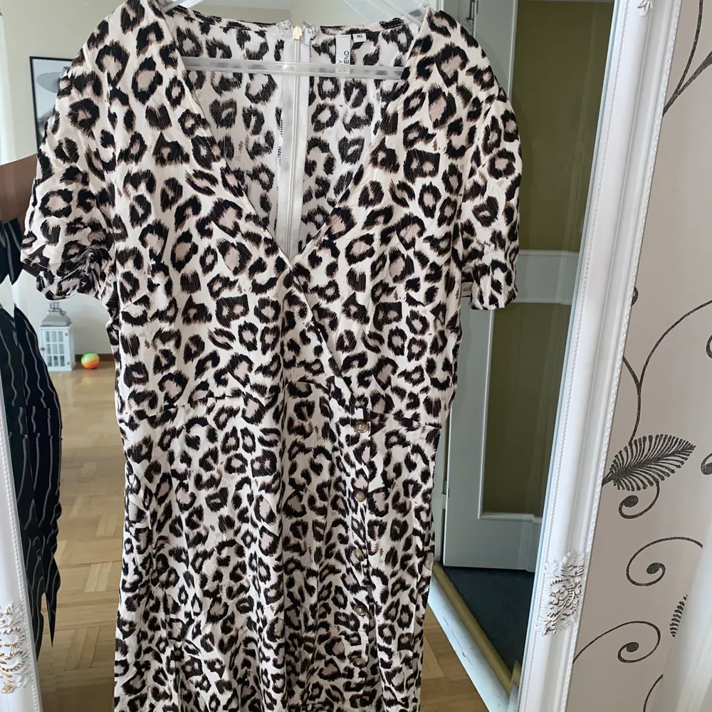 Leopard kort klänning från NLY. I jättefint skick . Klänningar.