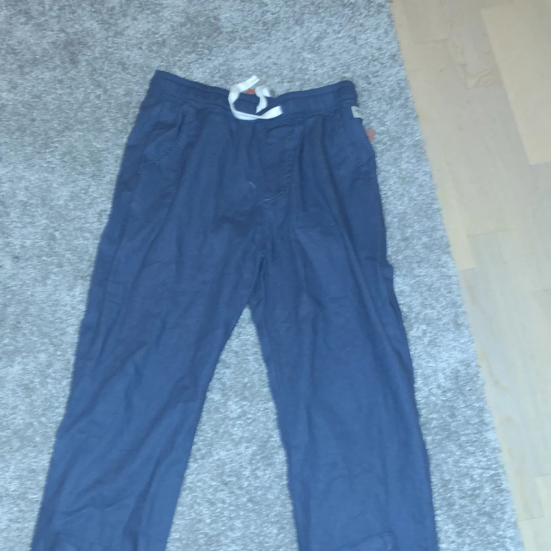 Säljér mina helt oanvända linne-byxor i marinblått - 90