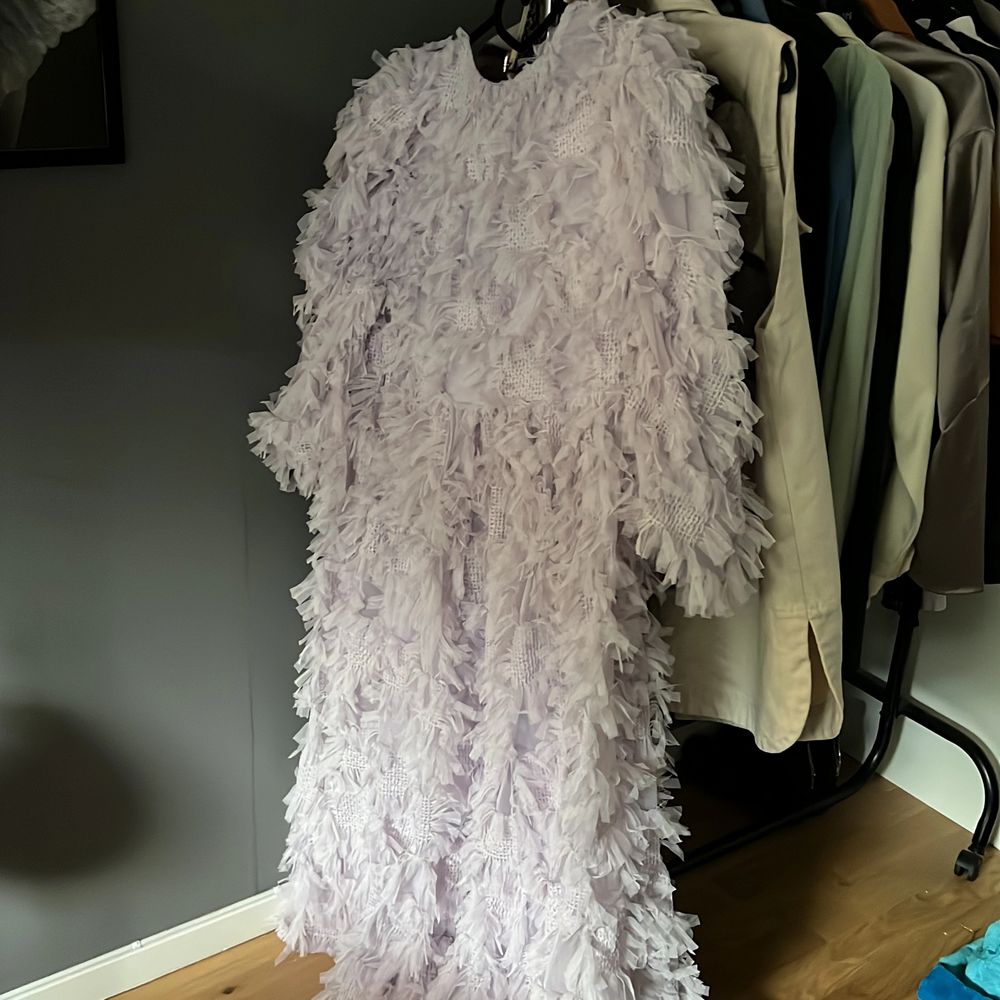 Lavendel lila festklänning, använd 1 gång. I jättefint skick är som ny! ❤️  Den sitter lite over sized men är verkligen en jätte vacker o unik klänning! Ny pris 2.400kr  Pris kan diskuteras 💕. Klänningar.