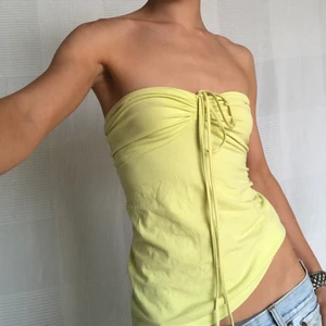 Topp - Söt bandeautopp i storlek M⭐️ fraktar för 33kr eller möts i Fridhemsplan 