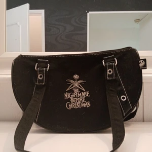 The nightmare before christmas handväska - En handväska med the nightmare before christmas motiv broderat och jack i metall finns även en innerficka, otroligt fint skick fraktas eller hämtas
