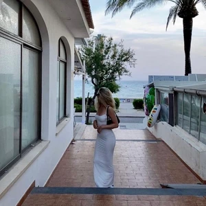 Skims dress - Säljer nu min älskade Skims klänning formar kroppen på det absolut finaste sättet. Endast använd en gång 💕 den är i strl M men funkar på allt från S-L (jag brukar vanligtvis ha S) Kom gärna med bud, exklusive frakt🌸