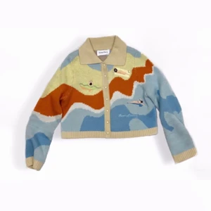 House of Sunny - Souvenir Cardigan - Kofta från House of Sunny. Köpt i somras och har använts 2 gånger. Ny skick Köpt från deras hemsida för typ 1100 spänn plus tullavgift 🤧   Säljer pga att det inte är min stil längre 