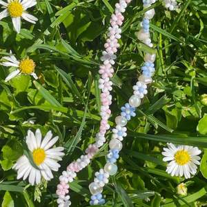 Pärlade armband med blommor och äkta sötvattenspärlor, går att önska färg och längd 🌸💗