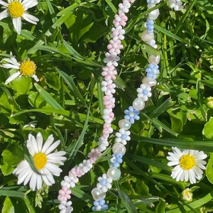 Pärlade armband  - Pärlade armband med blommor och äkta sötvattenspärlor, går att önska färg och längd 🌸💗