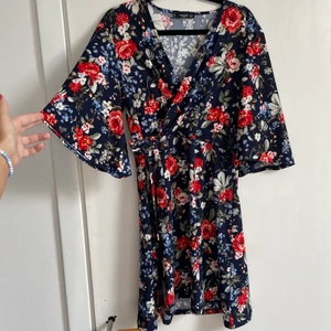 Sommarklänning mango - Superfin sommarklänning från mango med blommor. Storlek M. Frakt tillkommer