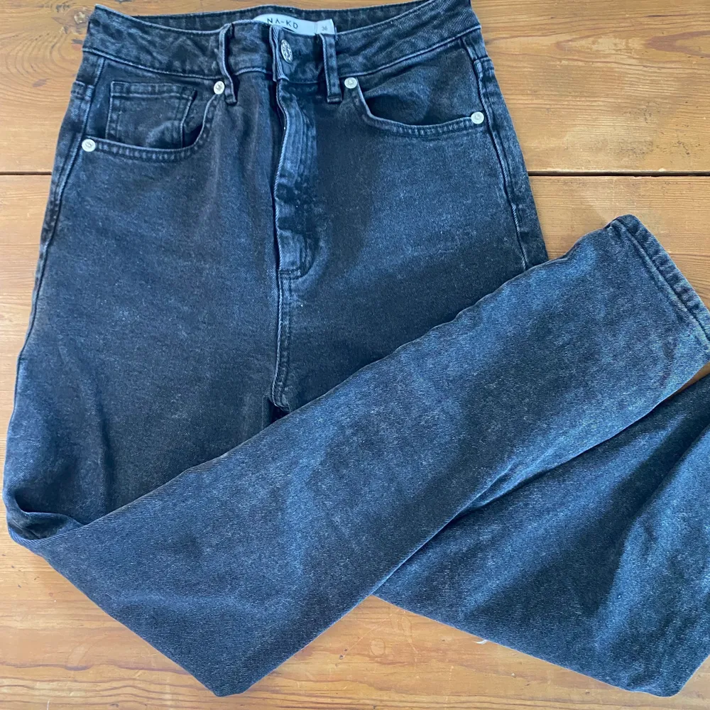 Ett par svarta jeans med urtvättad effekt ifrån NA-KD i st 36. Använder inte sånna här jeans längre.. Jeans & Byxor.