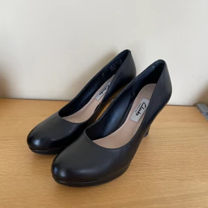 Skor från Clarks - Högklackade skor från Clarks i fint skick. Endast använd ett fåtal gånger. Storlek 36. 250 kr eller bud