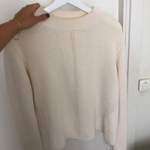 Stickad tröja - Gräddvit stickad tröja