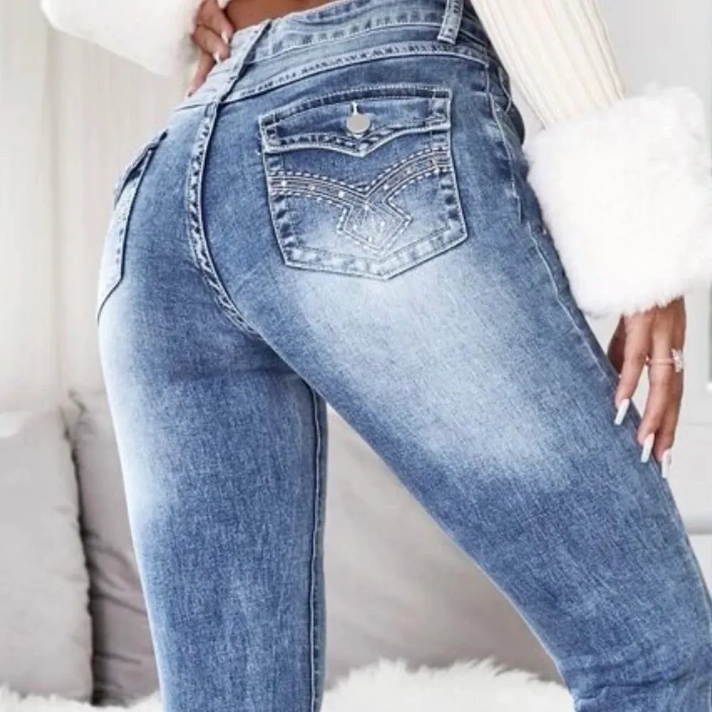 Fick hem dessa lågmidjade jeans från SHEIN för nån dag sen o säljer nu. Tycker dom är så sjukt snygga men känner mig verkligen inte bekväm i lågmidjat. Hör av er för fler bilder osv. Köpte för 209kr + frakt på typ 62kr och säljer för 150 + frakt . Jeans & Byxor.