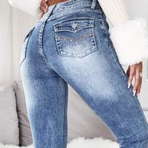 Fick hem dessa lågmidjade jeans från SHEIN för nån dag sen o säljer nu. Tycker dom är så sjukt snygga men känner mig verkligen inte bekväm i lågmidjat. Hör av er för fler bilder osv. Köpte för 209kr + frakt på typ 62kr och säljer för 150 + frakt 