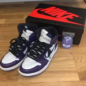 Säljer mina court purple high air jordans från 2019! Medföljer de lila tie-dye skosnörena, de svarta skosnörena och originalförpackning. Köpta för 2900kr. 