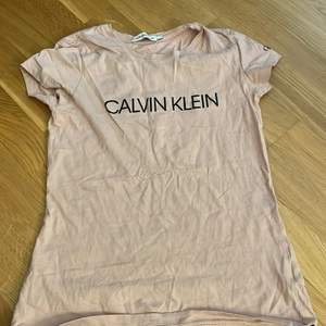 En rosa Calvin Klein t-shirt. Fattar inte riktigt storleken de står 14 på den. Men jag har storlek s på tröjor den passar mig men är lite tajt.Köpte den från zalando ny minns inte riktigt vad den kosta men säljer den billigare än vad jag köpte den för.😊