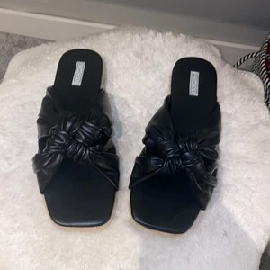 Nelly tofflor - säljer mina fina helt nya o endast testade tofflor från Nelly. Säljer pågrund av att jag har liknande i Annan färg jag tycker om bättre. Endast testade!!