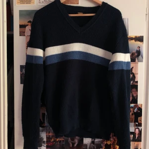 Blå ull tröja - Super snygg ull tröja i storlek M och som är i super bra skick. Kvaliteten är super bra och jag har aldrig själv använt den men köpte den ursprungligen second hand!