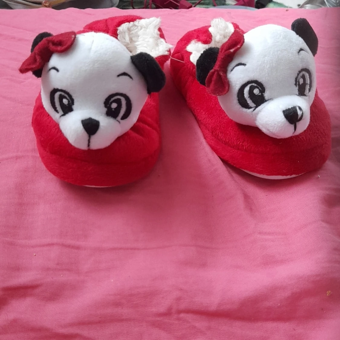 Ett par väldigt mjuka och fluffiga skor/tofflor, med djuransikte - 90