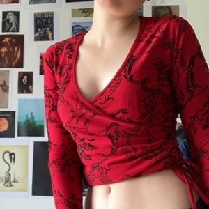 Vintage topp - En väldigt ovanlig topp som jag hittade secondhand, gillar den verkligen men passar inte min stil längre!! hör av dig vid fler frågor ;)