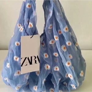 Daisy väska - Säljer denna eftertraktade väskan som är slutsåld på Zaras hemsida och som är väldigt svårt att få tag på. Om fler är intresserade buda i kommentarerna eller pm💕