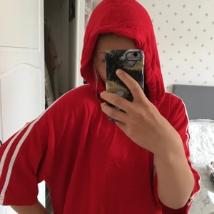 Röd hoddie - En skön röd hoddie med vita streck (som adidas) fast två. Ny!