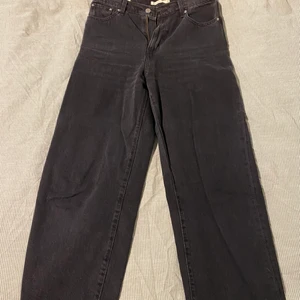 Svarta Balloon Leg Levi's - Svarta Levi's Balloon Leg, hög midja, i storlek 29. 