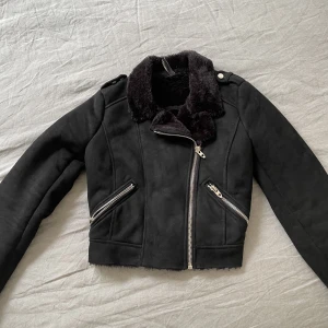 ZARA jacka mocka - Mocka jacka från zara. Den är super varm! Sitter tajt på kroppen. Perfekt för vädret som kommer