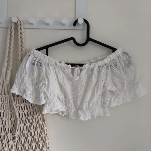 Off shoulder topp - Jättesöt off shoulder topp från Pull&Bear🤍 Endast använd ett fåtal gånger! 