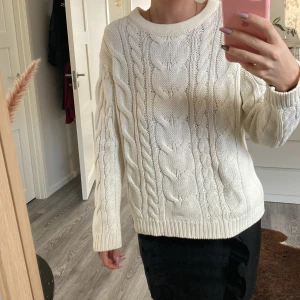 Virkad tröja  - Jätteskön tröja perfekt till en sval sommarkväll, köpt för några år sen använt fåtal gånger 