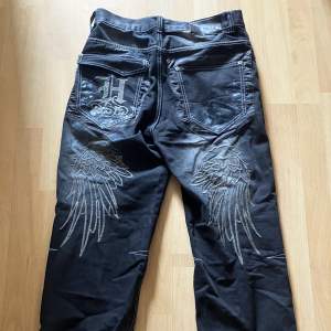 Baggy svarta jeans med print