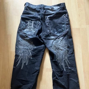 Y2k jeans baggy fit - Baggy svarta jeans med print