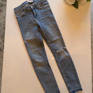 Jeans Zara - Väldigt fin jeans från Zara, strl 34. Tyvärr så har den inte kommit till så stor användning för mig och hoppas att den hittar en ny ägare. Se gärna mina övriga aktioner! ❤️