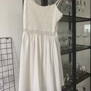 Klänning student  - Vit klänning från HM som passar till student/skolavslutning och liknande. 