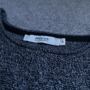 Tunn stickad tröja - En tunn fin stickad tröja, säljer för att jag inte använder den. Köpare står för frakt och slarv i posten🤍