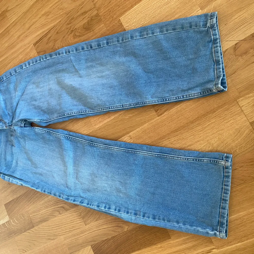 Blå jeans i bra skick . Jeans & Byxor.