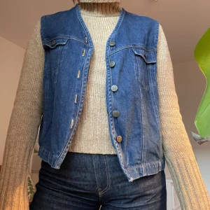 Jeansväst  - Blå jeansväst från beyond retro.