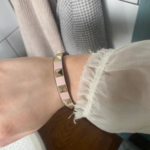 Valentio armband  - Säljer mitt fina valentino armband som tyvärr inte kommer till användning längre. Ljusrosa och bra skick. Pris kan diskuteras!