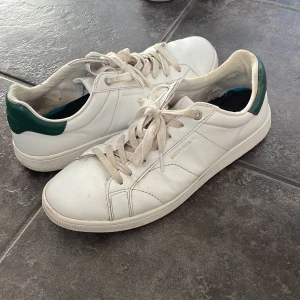 Sneakers - Använda men knappast slitna på sulan som ni kan se. Herrskor i storlek 44.