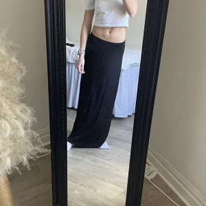 Svart långkjol - Säljer min svarta långkjol då den inte längre kommer till användning. Super fin och i bra skick☺️