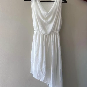Klänning vit | studentklänning  - Använd endast vid ett tillfälle  Pris 150kr Storlek: S, kan även passa M Hämtas i östra Göteborg Perfekt till studenten   Dm för fler bilder eller funderingar 🌸 
