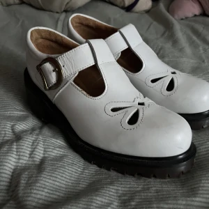 Dr.martens - Vita dr martens I maryjanes liknade modell! SÅ fina men för små för mig😢 fick hem dem idag från tradera men dem passar inte. Aldrig använda av mig, har tecken på användning men inga större defekter 