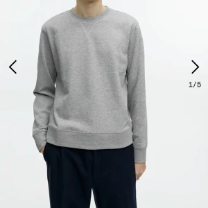 French terry sweatshirt grå - Arket - Grå tjocktröja från Arket i storlek medium. Köpt i julas och är knappt använd, nypris 490kr