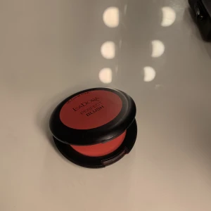 Isadoras blush - Denna jätte fina blush i färgen (05 Coral Pink)  Jätte fin färg bara fel färg för mig, använd ca 3-4 gånger💗