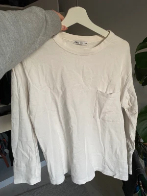 Zara topp - Vit tröja från zara i boxig modell. Mycket fint skick!