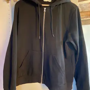En jätte fin svart zip-up hoodie från H&M, säljer den för att den inte kommit till användning. Jag har klippt bort storleks lappen från tröjan men tror det är ungefär storlek M. Bara att skriva om du har några undringar💗köparen står för frakten