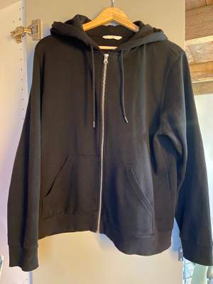 En jätte fin svart zip-up hoodie från H&M, säljer den för att den inte kommit till användning. Jag har klippt bort storleks lappen från tröjan men tror det är ungefär storlek M. Bara att skriva om du har några undringar💗köparen står för frakten