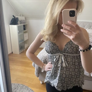 Topp från oddmolly - Söt topp från oddmolly 💜 sparsamt använd 💜Storlek 0 alltså ungefär en storlek XS/S. Det tillkommer frakt som du som köpare betalar!